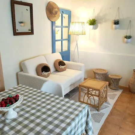 Hébergement de vacances La Maisonnette , 2 Personnes, Charming Cottage, 4 Km From The Beaches