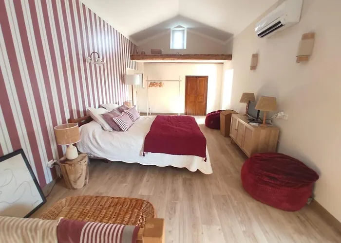 Hébergement de vacances La Maisonnette , 2 Personnes, Charming Cottage, 4 Km From The Beaches *